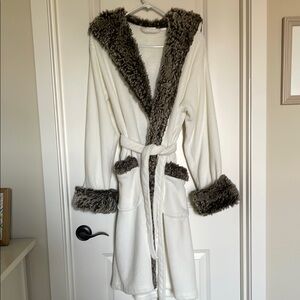 Cozy White Robe with Faux Fur Trim